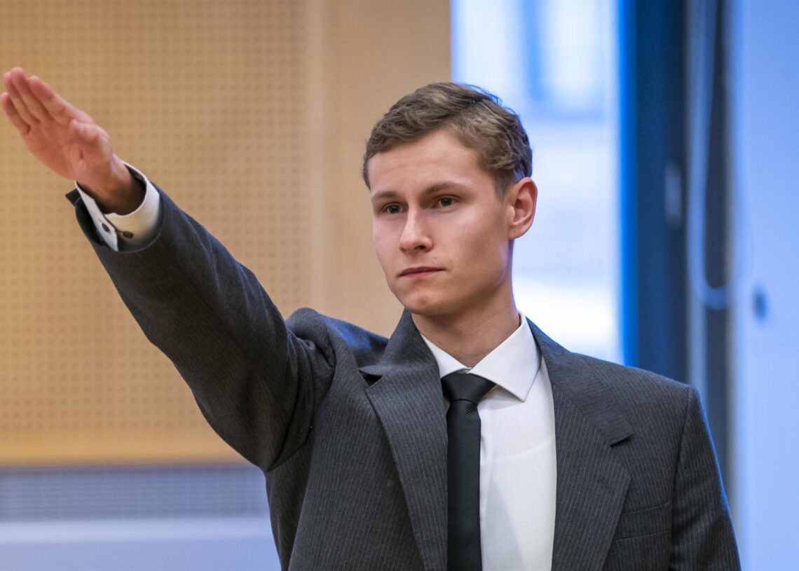 Archivo - 07 October 2019, Norway, Oslo: Philip Manshaus, who was arrested after opening fire at the Al-Noor Islamic Center mosque in Baerum in an attempted terrorist attack on 10 August 2019, performs a Nazi salute during a court hearing. Photo: Heiko JuHeiko Junge/NTB scanpix/dpa - Archivo