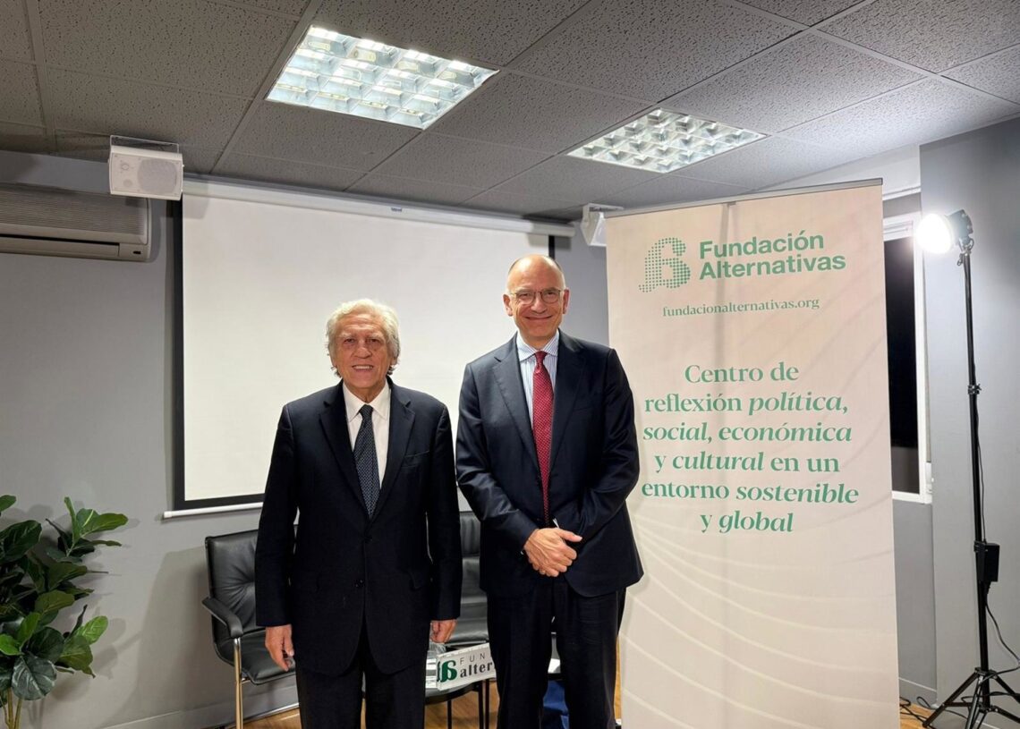 El vicepresidente ejecutivo de la Fundación Alternativas, Diego López Garrido (a la izquierda) y el ex primer ministro italiano Enrico Letta (a la derecha) el 29 de octubre de 2025, en la sede de la Fundación Alternativas, en Madrid.FUNDACIÓN ALTERNATIVA