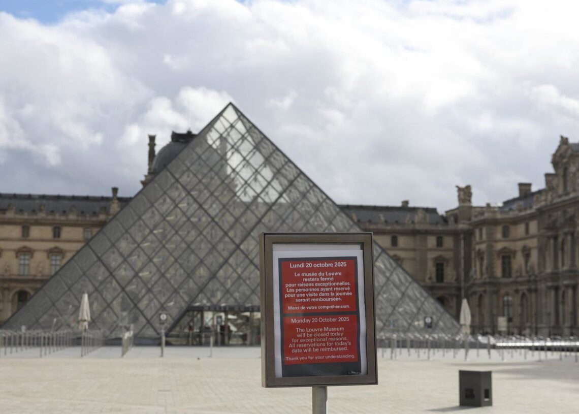 Imagen de archivo del museo del Louvre cerrado tras el robo de joyasEuropa Press/Contacto/Michtof