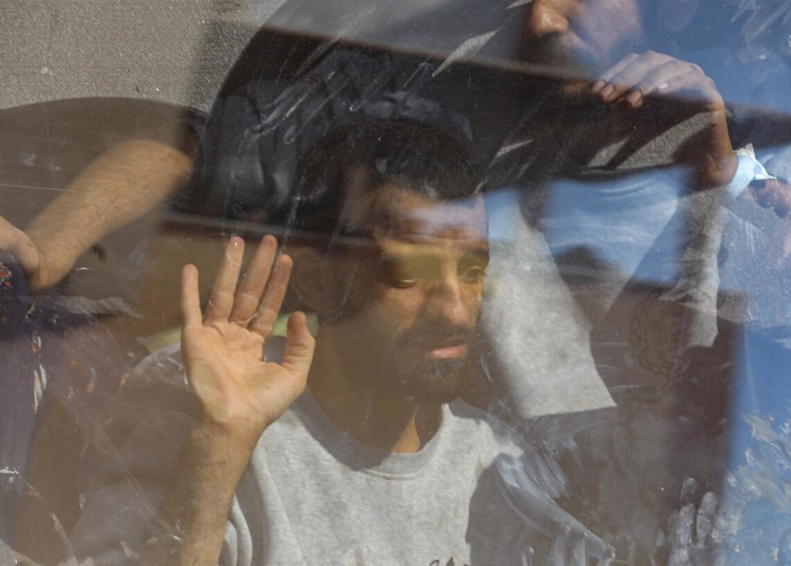 Archivo - Un palestino excarcelado junto a otros en un autobús de la Cruz Roja al Hospital Nasser en Jan Yunis, tras su salida de prisión en virtud de la primera fase del acuerdo de alto el fuego en la Franja de GazaEuropa Press/Contacto/Omar Ashtawy