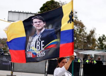Archivo - Una persona ondea una bandera colombiana con una fotografía del senador y precandidato presidencial asesinado Miguel Uribe Turbay durante su funeralEuropa Press/Contacto/Jorge Londono - Archivo