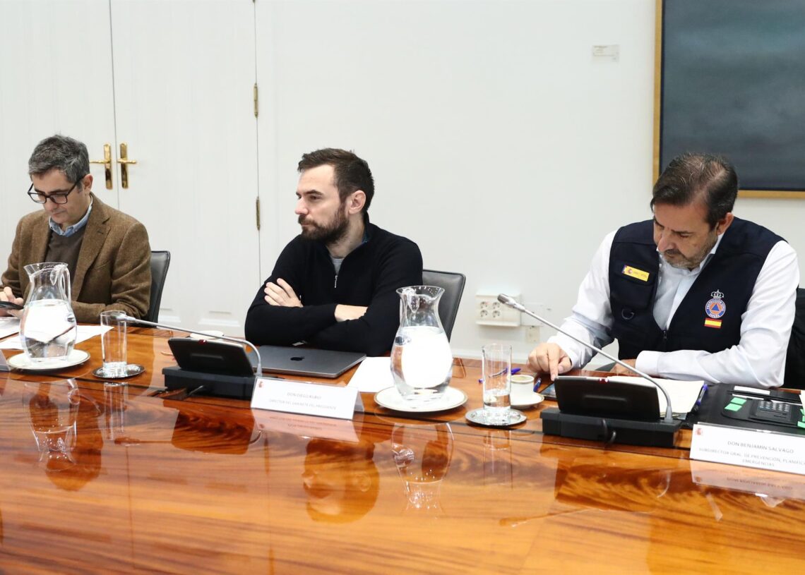 Archivo - (I-D) El ministro de la Presidencia, Justicia y Relaciones con las Cortes, Félix Bolaños, el director del Gabinete del presidente, Diego Rubio, y el subdirector general de Prevención, Planificación y Emergencias, Benjamín Salvago, durante la reuPool Moncloa/Fernando Calvo - Archivo