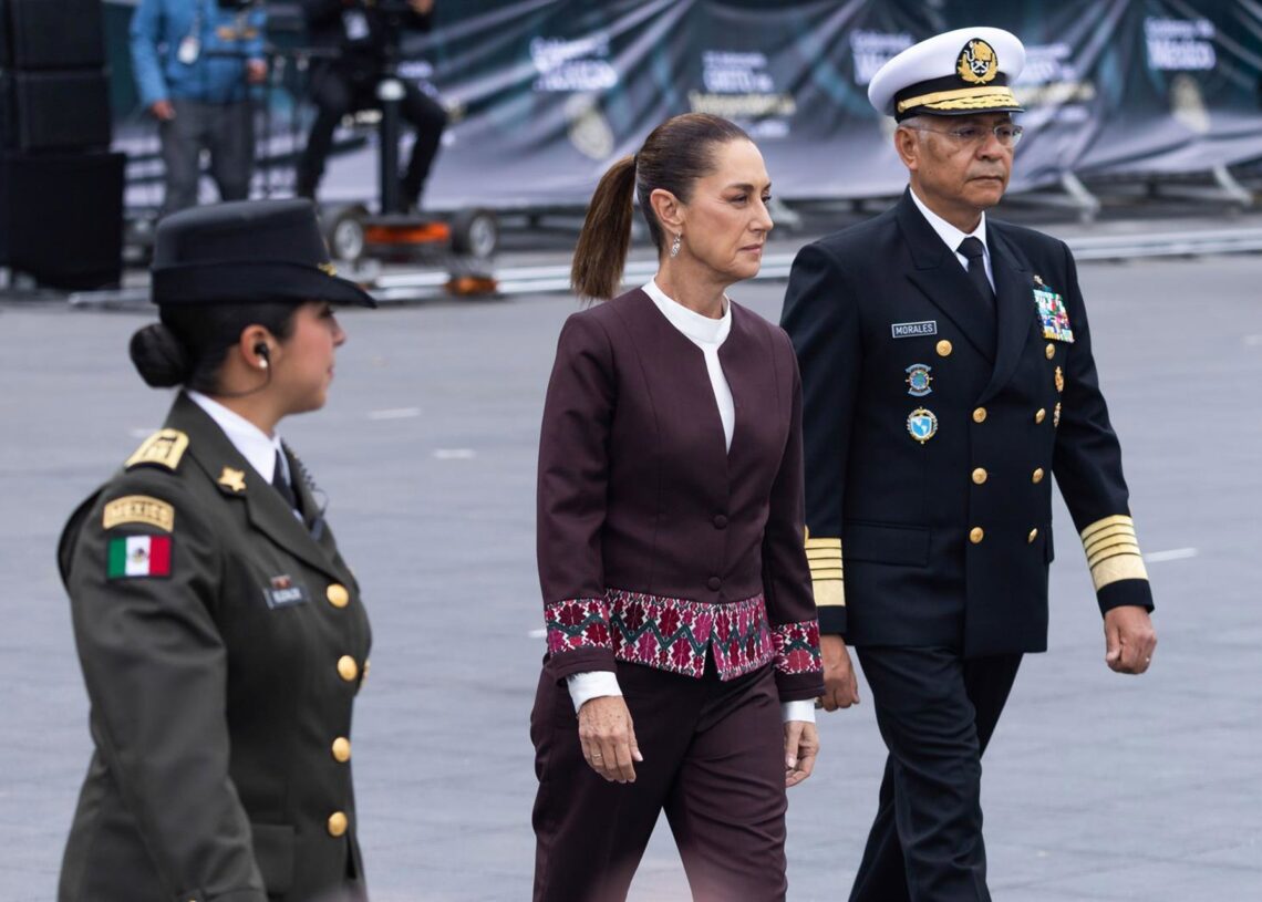 Archivo - La presidenta de México, Claudia Sheinbaum, acompañada por el secretario de Marina, Raymundo Pedro Morales Ángeles, y el secretario de Defensa, Ricardo Trevilla Trejo, en el desfile militar conmemorativo del Día de la Independencia de MéxicoEuropa Press/Contacto/Cristian Leyva - Archivo