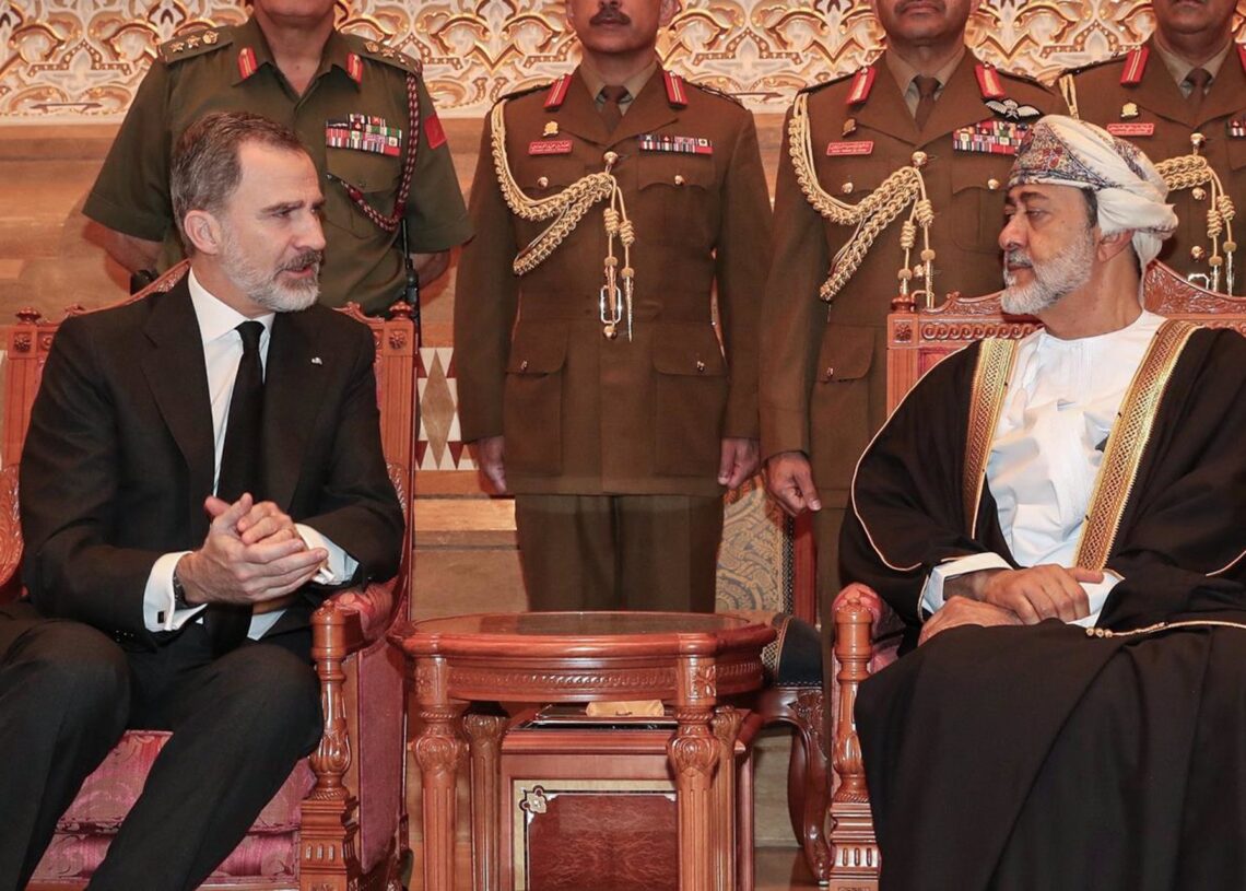 Archivo - El rey Felipe VI de España (izq.) se reúne con el recién entronizado sultán de Omán, Haitham bin Tariq Al Said, para expresar sus condolencias por el fallecimiento del sultán Qaboos bin Said Al Said. A 14 de enero de 2020.-/Royal Household of Spain/dpa - Archivo