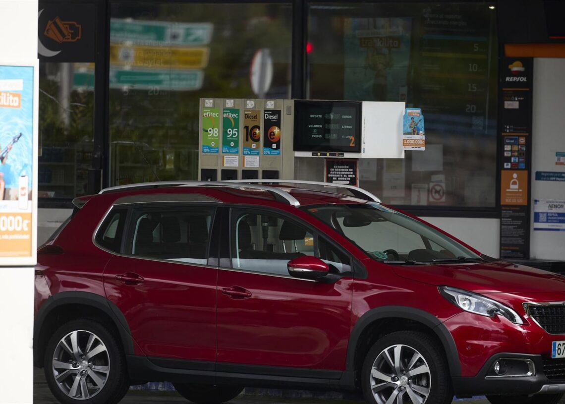 Archivo - Un coche reposta en una gasolinera, a 31 de agosto de 2024, en Madrid (España)Jesús Hellín - Europa Press - Archivo