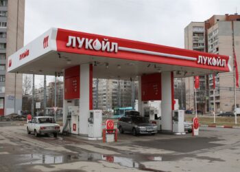 Archivo - Estación de Lukoil en San Petersburgo.MAKSIM KONSTANTINOV / ZUMA PRESS / CONTACTOPHOTO