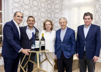 Rodolfo Bastida, director técnico de las bodegas Zamora Company y Javier Pijoan, CEO de Zamora Company, Junto a Araceli Fernández, Honorato López y Eduardo López de Bodegas Godeval.LUISMA REYES /ZAMORA COMPANY