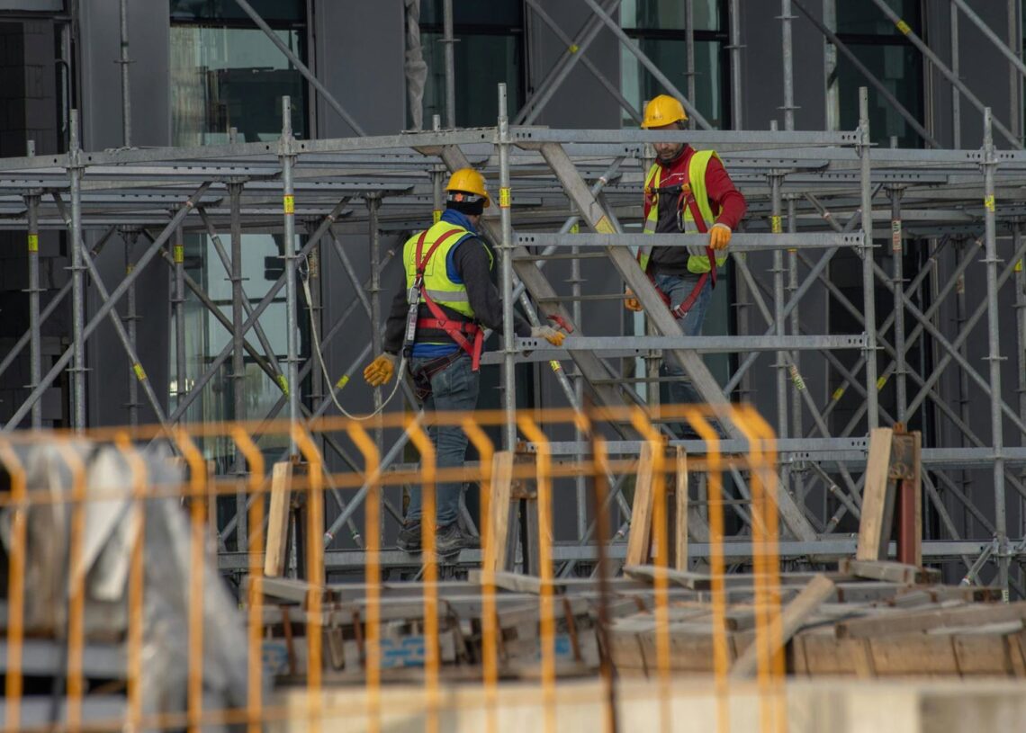 Archivo - Trabajadores en una obra.GOBIERNO DE NAVARRA - Archivo