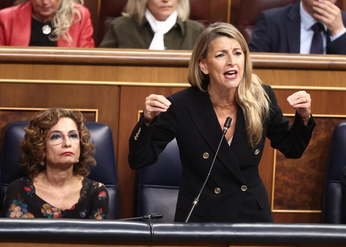 La vicepresidenta segunda y ministra de Trabajo, Yolanda Díaz, durante una sesión de control, en el Congreso de los Diputados, a 29 de octubre de 2025, en Madrid (España). Eduardo Parra - Europa Press
