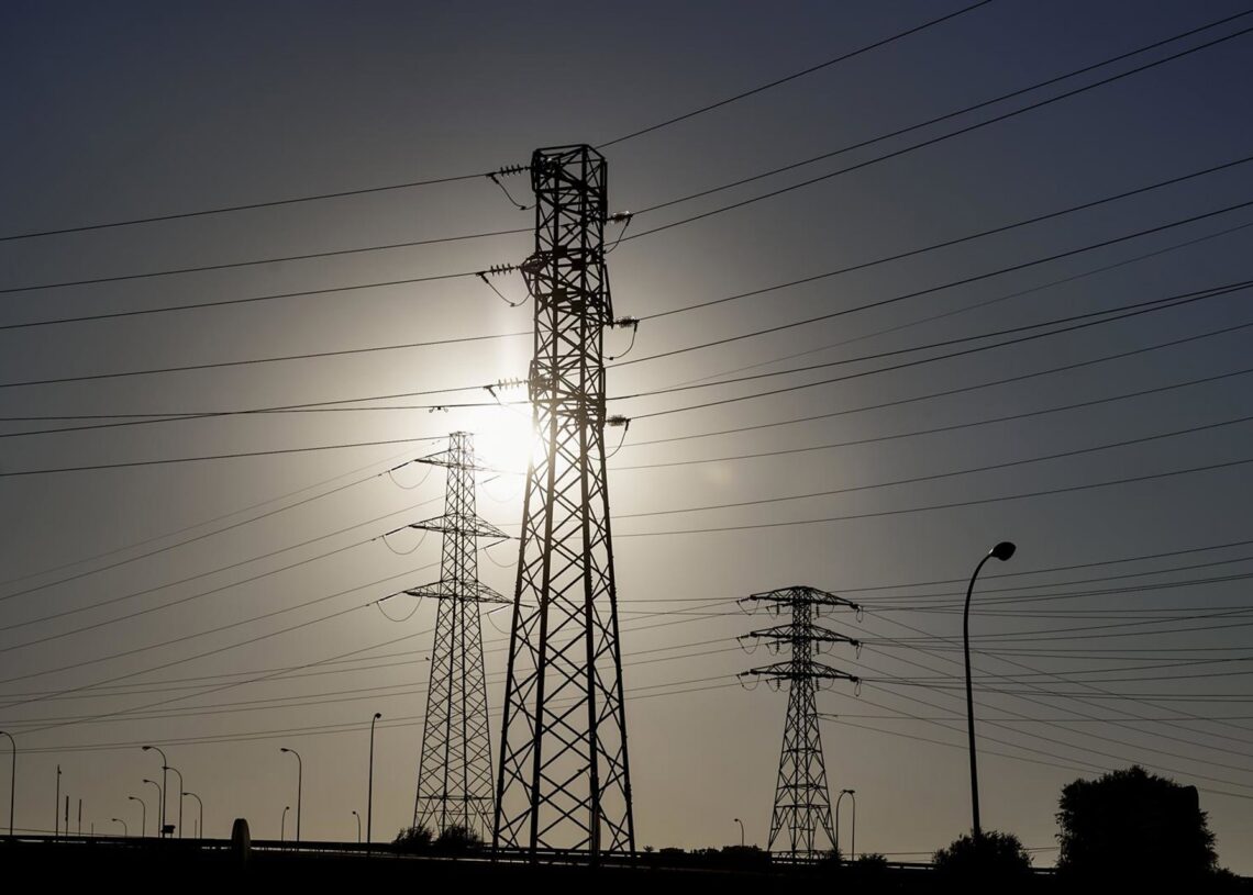 Archivo - Vista de una torre de alta tensión, en Madrid (España).Jesús Hellín - Europa Press - Archivo
