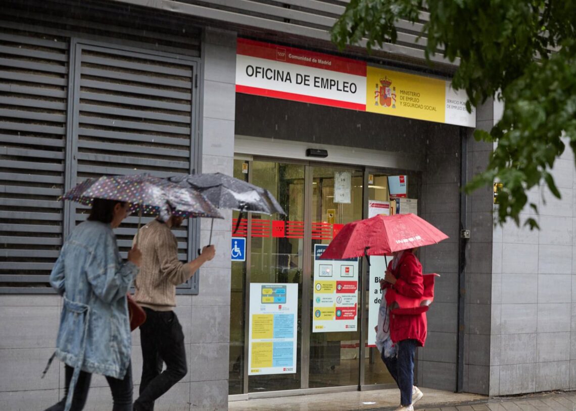 Archivo - Varias personas frente a una oficina del SEPE, a 4 de septiembre de 2023, en Madrid (España). El número de parados registrados en las oficinas de los servicios públicos de empleo subió en 24.826 personas en agosto en relación al mes anterior (+0Jesús Hellín - Europa Press - Archivo