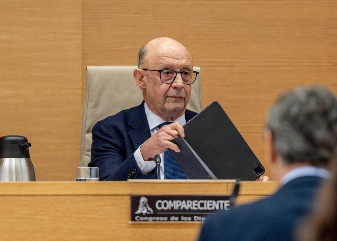 Archivo - El exministro de Hacienda Cristóbal Montoro, en la comisión de investigación sobre la denominada ‘Operación Cataluña’, en el Congreso de los Diputados, a 14 de abril de 2025, en Madrid (España).Ricardo Rubio - Europa Press - Archivo