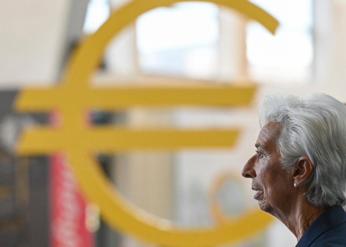 Archivo - 19 October 2022, Hesse, Frankfurt_Main: Christine Lagarde, President of the European Central Bank (ECB), passes a euro sign as she walks through the ECB's entrance hall. Photo: Arne Dedert/dpaArne Dedert/dpa - Archivo