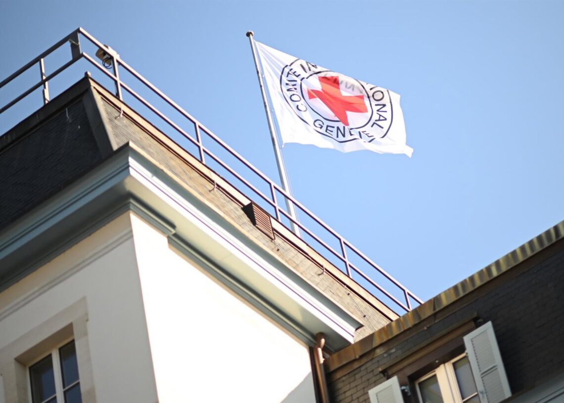 Archivo - Imagen de archivo de una bandera del Comité Internacional de la Cruz Roja en su sede en Génova (Suiza)Britta Pedersen/Dpa - Archivo