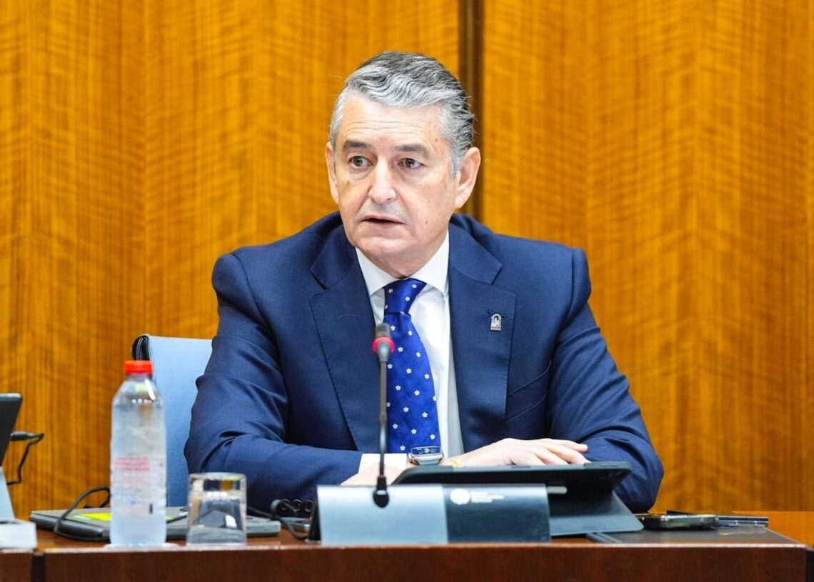 El consejero de Sanidad, Presidencia y Emergencias, Antonio Sanz, en la comisión parlamentaria del 30 de octubre de 2025.JOAQUIN CORCHERO / PARLAMENTO DE ANDALUCIA