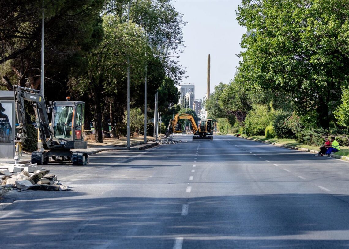 Archivo - Dos obreros trabajan durante el inicio de la segunda fase de las obras de Parque Castellana, a 4 de agosto de 2025, en MadridRicardo Rubio - Europa Press - Archivo