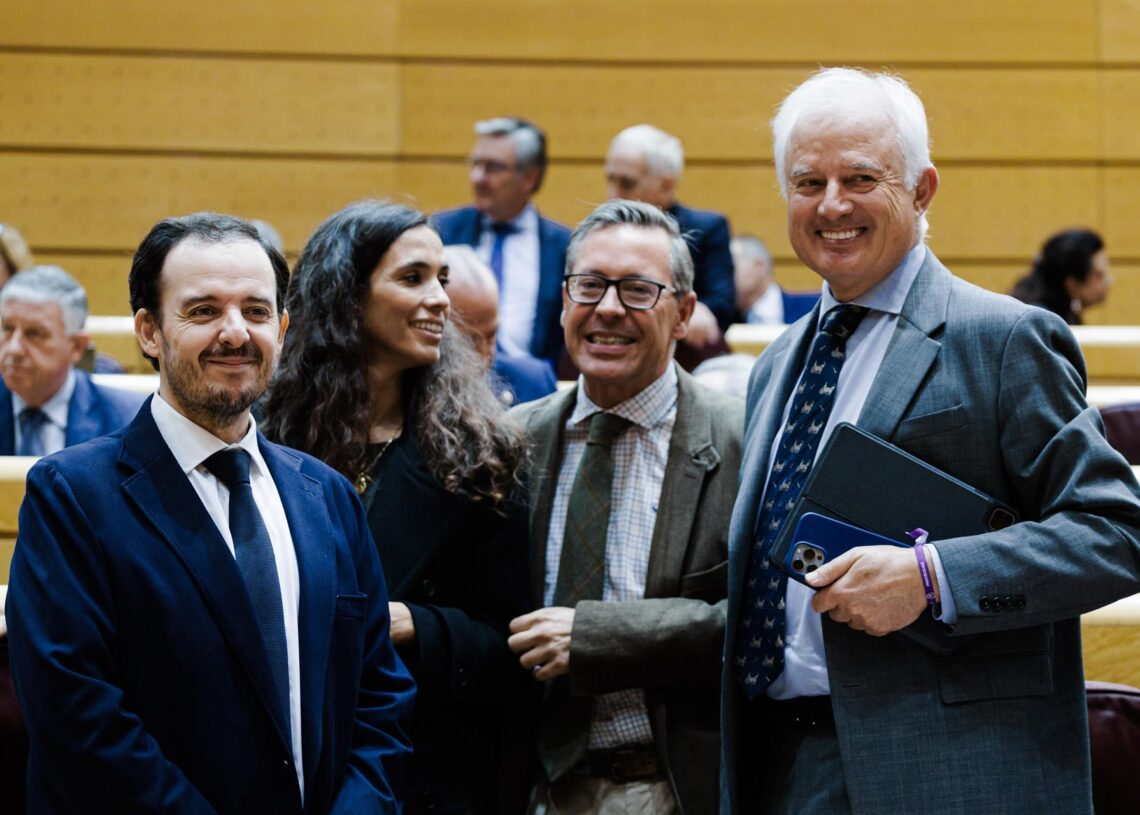 Los senadores del PP Alejo Joaquín Miranda de Larra Arnaiz (i), Alfonso Serrano (2d) y Eloy Suárez (d) durante una sesión plenaria, en el Senado, a 22 de octubre de 2025, en Madrid (España). El pleno debate la propuesta del Grupo Popular para plantear un Carlos Luján - Europa Press