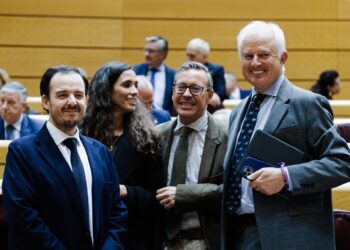 Los senadores del PP Alejo Joaquín Miranda de Larra Arnaiz (i), Alfonso Serrano (2d) y Eloy Suárez (d) durante una sesión plenaria, en el Senado, a 22 de octubre de 2025, en Madrid (España). El pleno debate la propuesta del Grupo Popular para plantear un Carlos Luján - Europa Press