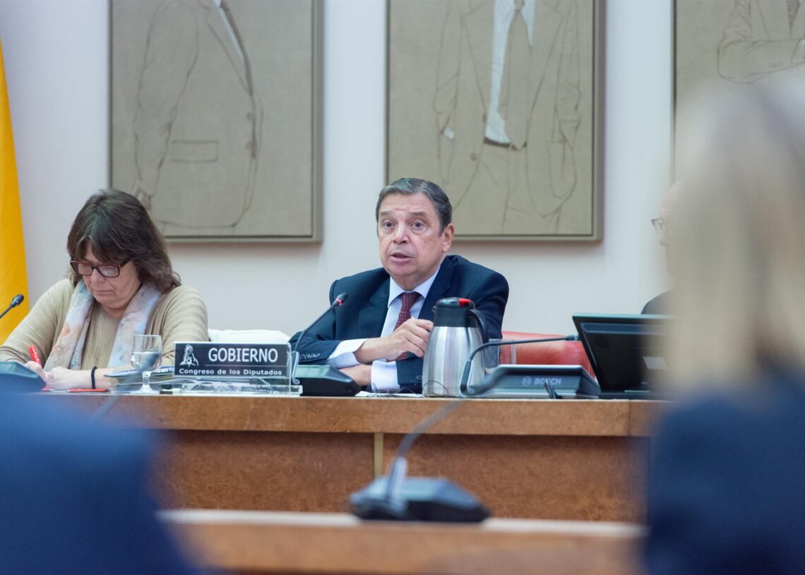 El ministro de Agricultura, Pesca y Alimentación, Luis Planas (c), comparece ante la Comisión de Agricultura, Pesca y Alimentación, en el Congreso de los Diputados, a 30 de octubre de 2025, en Madrid (España).Europa Press
