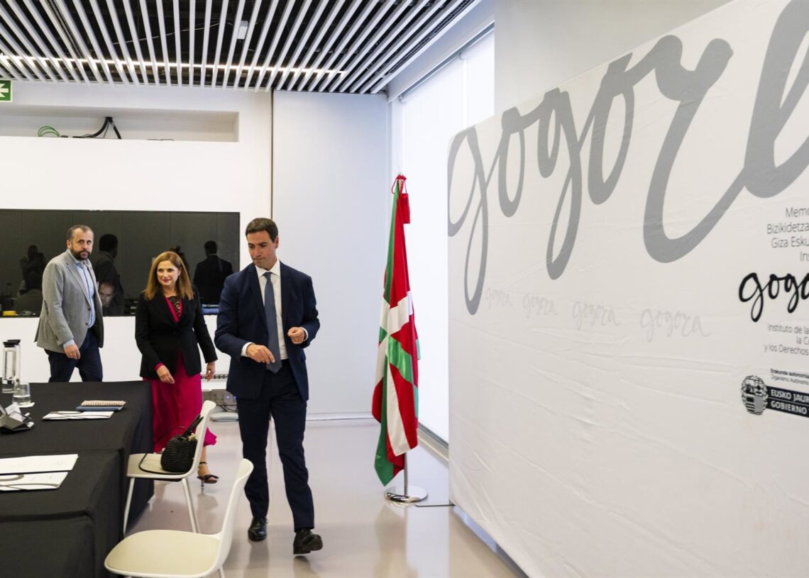 El lehendakari, Imanol Pradales, en la sede de Gogora JON RODRIGUEZ BILBAO