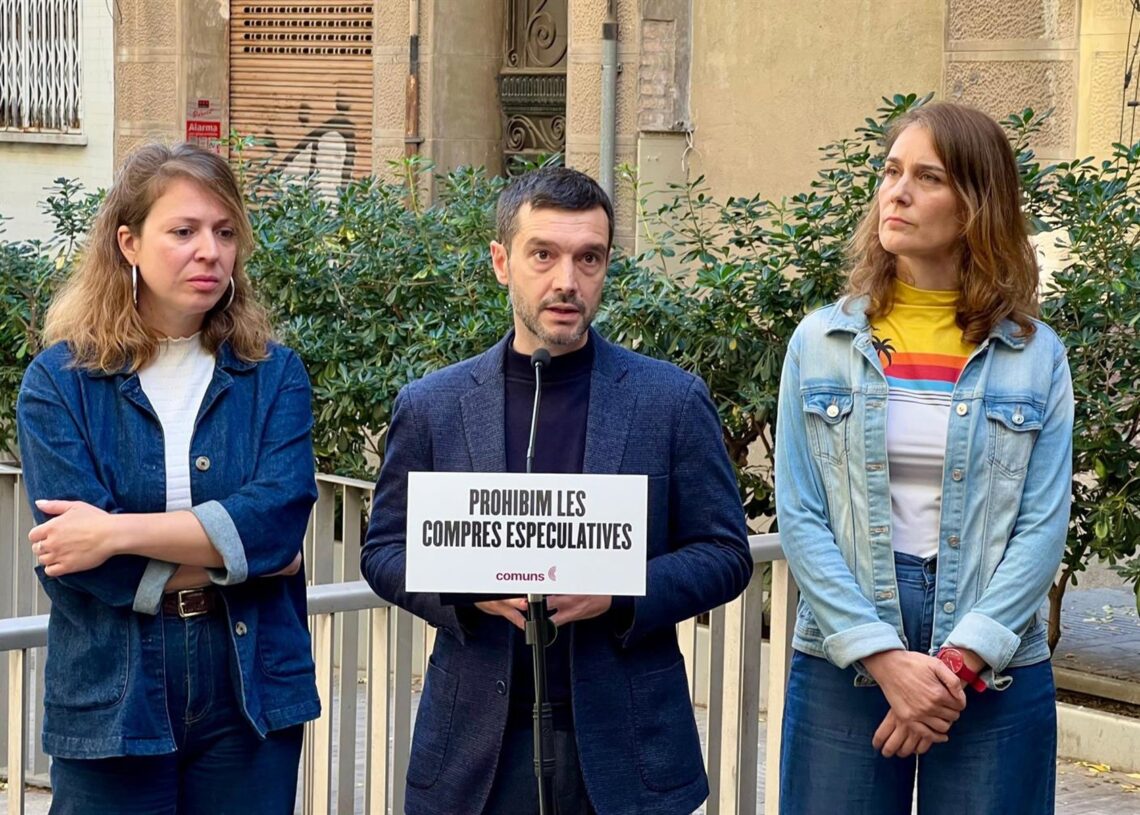 El ministro de Derechos Sociales, Consumo y Agenda 2030, Pablo Bustinduy, en una atención a los medios en Barcelona junto a la líder de los Comuns en el Parlament, Jéssica Albiach, y la líder de BComú en el Ayuntamiento de Barcelona, Janet Sanz.EUROPA PRESS