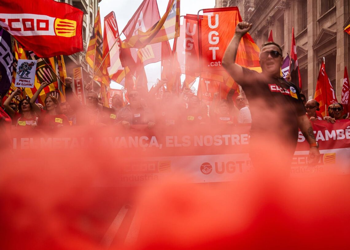 Miles de personas durante una manifestación del sector del metalLorena Sopêna - Europa Press