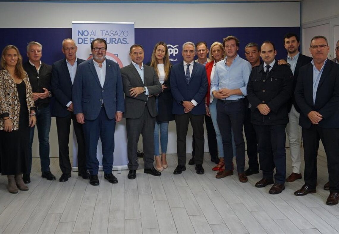 El vicesecretario de Política Autonómica y Municipal y Análisis Electoral del PP, Elías Bendodo, este jueves junto a compañeros del PP de SevillaPP