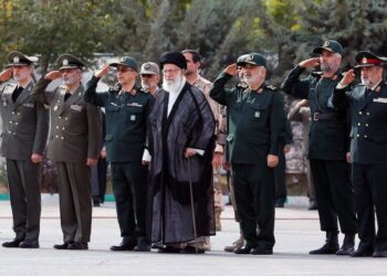 Archivo - El ayatolá Alí Jamenei y dirigentes militares iraníesIRNA - Archivo