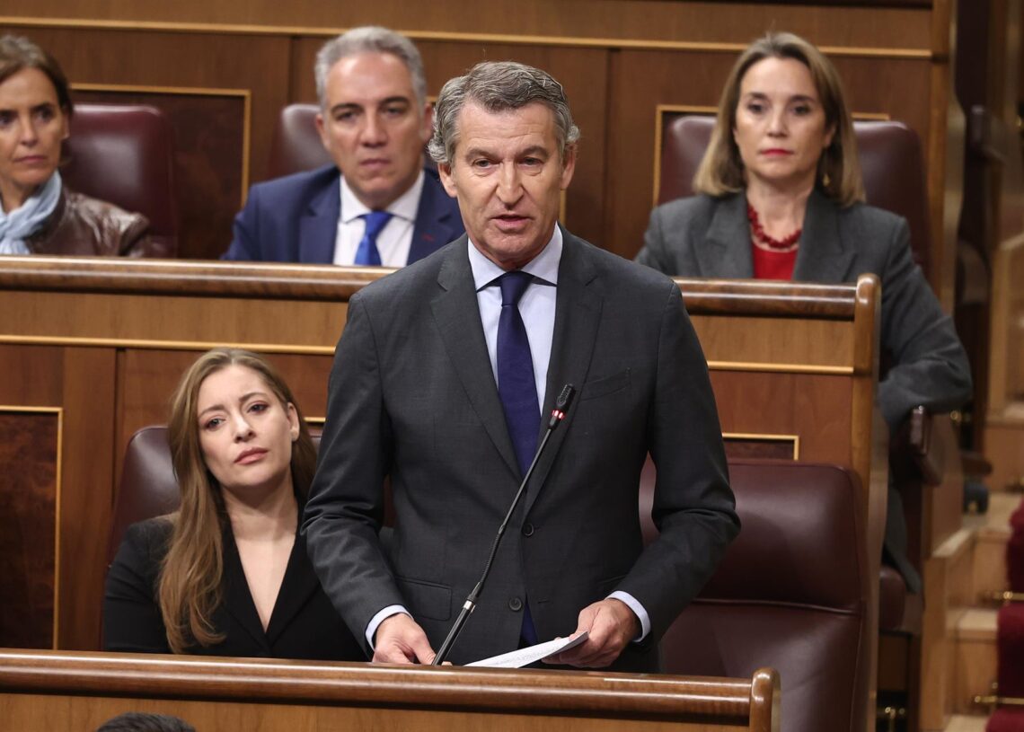 El presidente del PP, Alberto Núñez Feijo y la portavoz del grupo popular en el Congreso, Ester Muñoz, durante una sesión de control, en el Congreso de los Diputados, a 29 de octubre de 2025, en Madrid (España). Eduardo Parra - Europa Press
