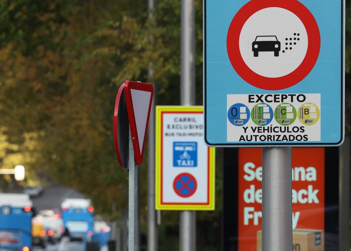 Archivo - Un cartel marca la el Inicio de una Zona de Bajas Emisiones (ZBE), a 20 de noviembre de 2024, en Madrid (España).Marta Fernández Jara - Europa Press - Archivo