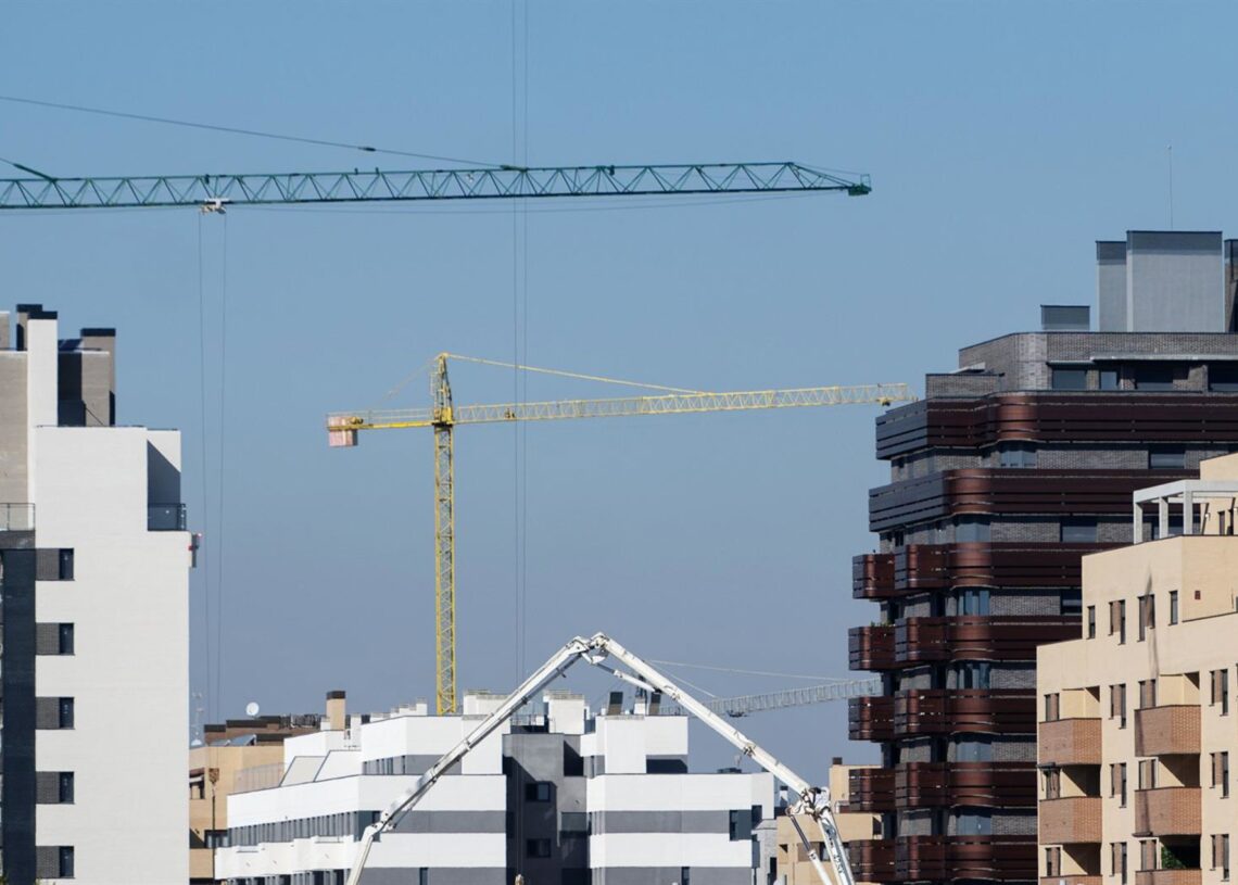 Archivo - Foto de archivo de grúas en una zona de construcción de edificios. Alberto Ortega - Europa Press - Archivo