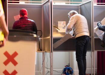 Imagen de archivo de un grupo de electores durante las elecciones legislativas de Países Bajos.Europa Press/Contacto/Sylvia Lederer
