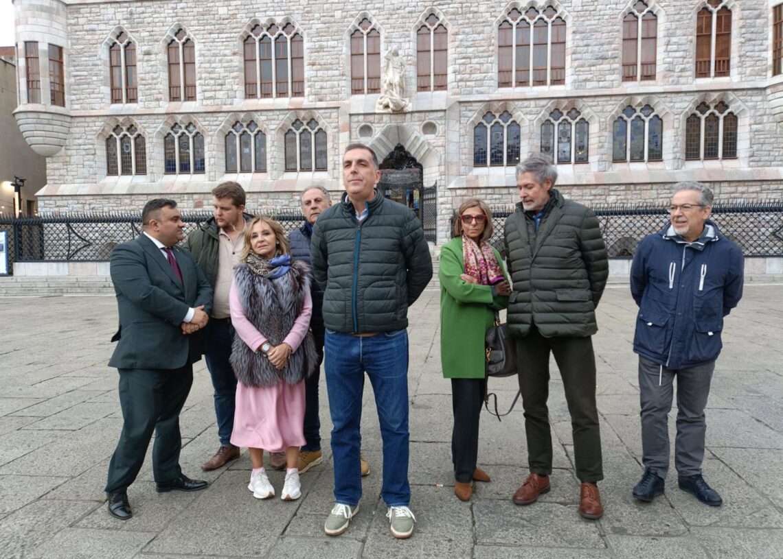 El portavoz nacional de Seguridad de Vox y presidente de la Asociación Una Policía para el Siglo XXI, Samuel Vázquez (cuarto por la derecha), durante su visita a León.EUROPA PRESS