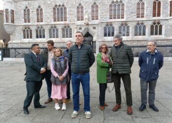 El portavoz nacional de Seguridad de Vox y presidente de la Asociación Una Policía para el Siglo XXI, Samuel Vázquez (cuarto por la derecha), durante su visita a León.EUROPA PRESS