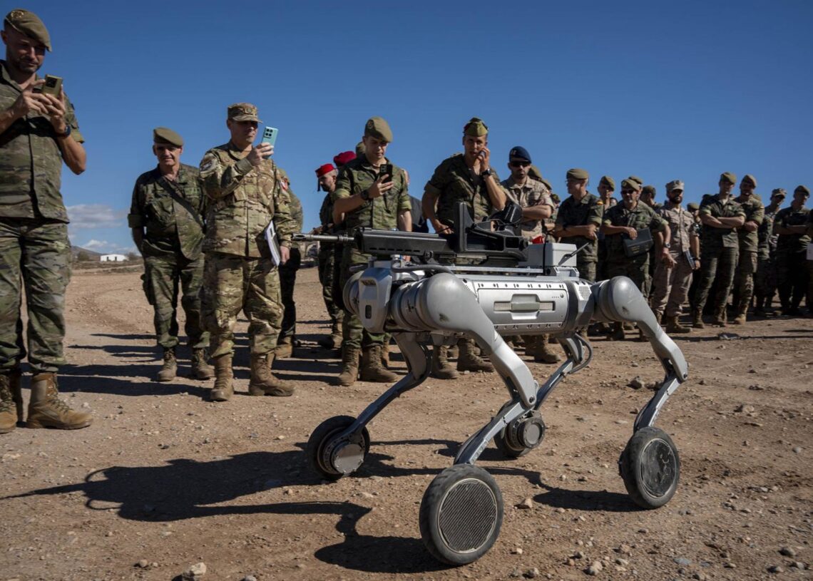 El Ejército de Tierra realiza una demostración dinámica que integra sistemas robotizados en el Campo de Maniobras y Tiro 'Álvarez de Sotomayor' en Viator (Almería).  Marian León - Europa Press
