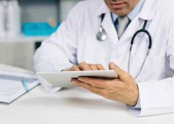 Archivo - Imagen de un profesional sanitario consultando una 'tablet'.TELEFÓNICA EMPRESAS - Archivo