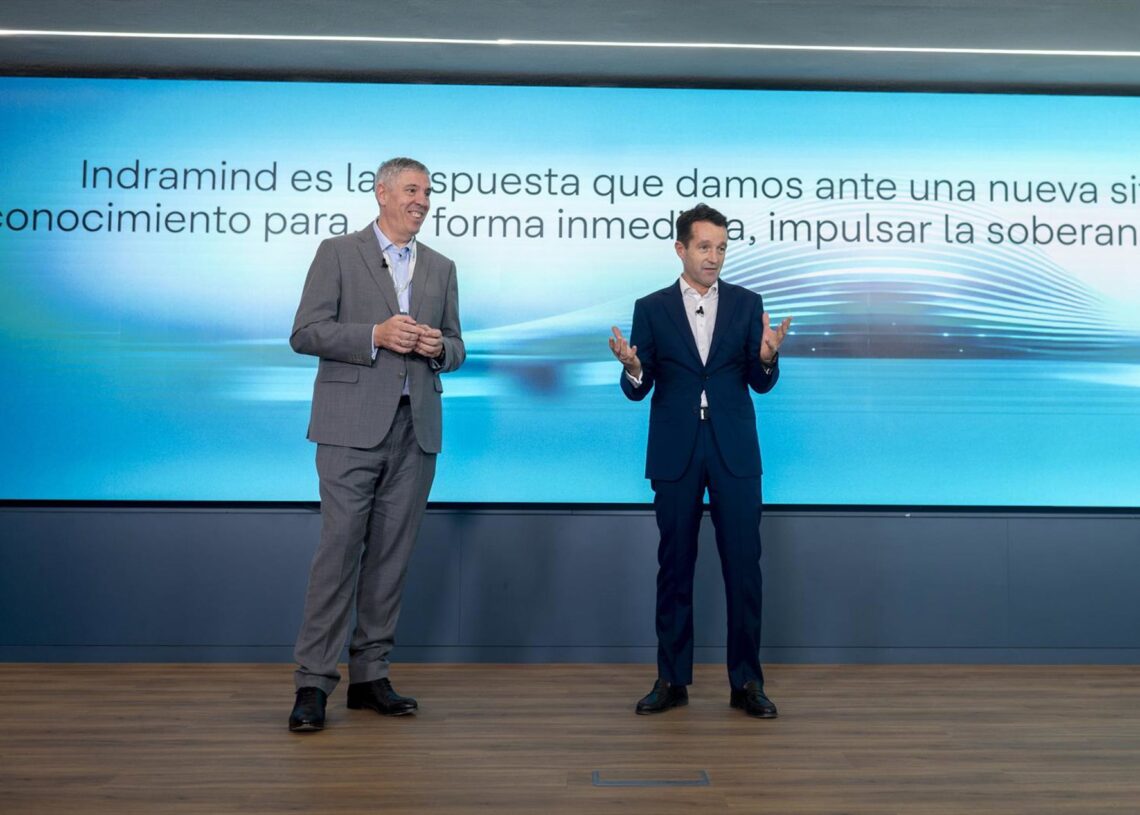 El consejero delegado de Indra Group, José Vicente de los Mozos (i), y el presidente ejecutivo de IndraGroup, Ángel Escribano (d), durante la presentación de IndraMind en la sede de INDRA, a 30 de octubre de 2025, en Madrid (España).Alberto Ortega - Europa Press