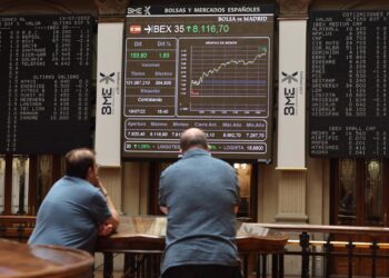 Archivo - Dos personas miran los paneles del Palacio de la Bolsa, a 19 de julio de 2022, en Madrid (España).Eduardo Parra - Europa Press - Archivo