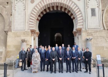 Foto de familia del Consejo Diplomatico de Casa Árabe con el deán del Cabildo Catedral de Córdoba (centro) durante una visita a la Mezquita.CASA ÁRABE