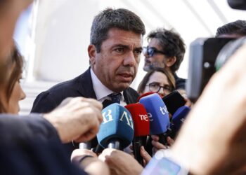 Imagen de archivo del presidente de la Generalitat valenciana, Carlos Mazón, en una atención a los emdios a su llegada a la apertura del Congreso de Cooperatives Agro-alimentàries de la Comunitat ValencianaRober Solsona - Europa Press