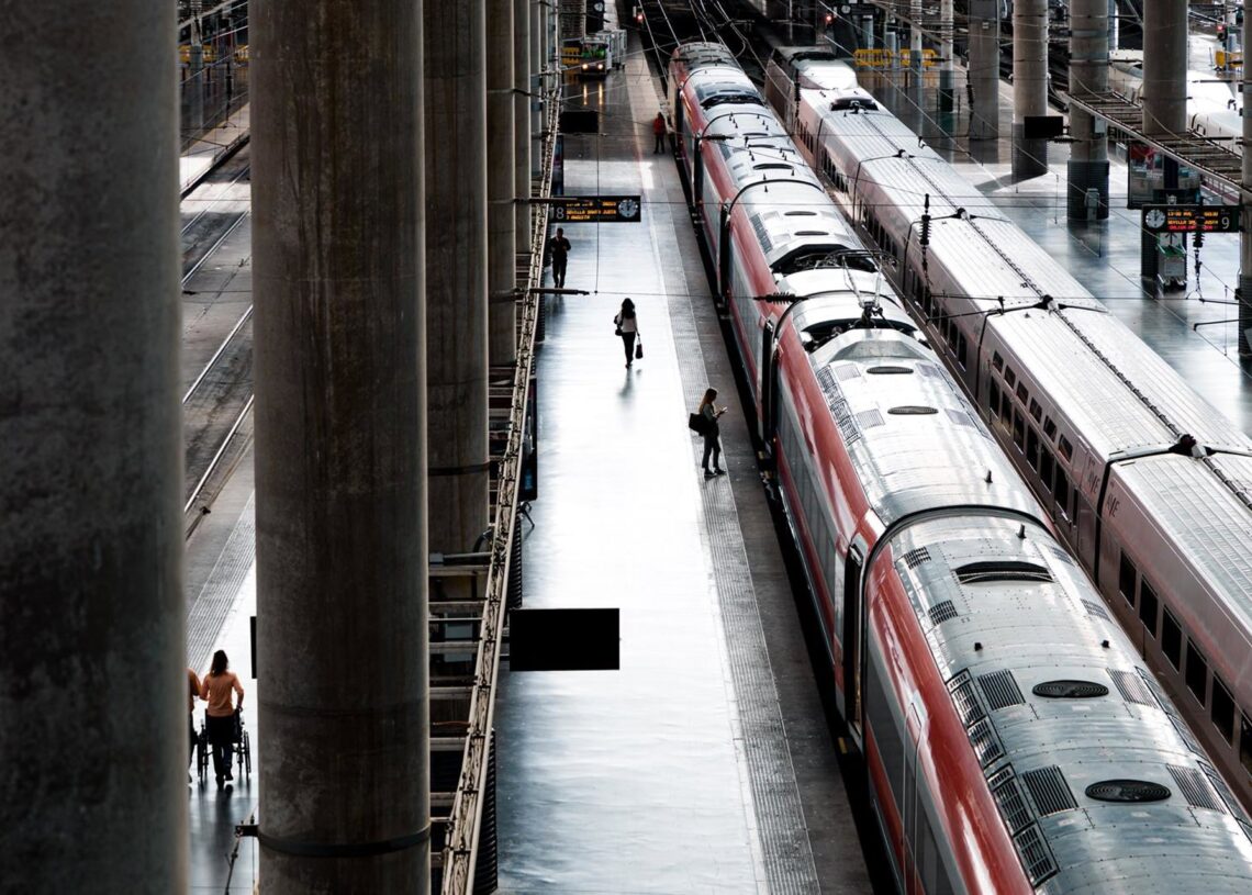 Un tren en la Estación de Madrid - Puerta de Atocha - Almudena Grandes, a 21 de octubre de 2025, en Madrid (España). Carlos Luján - Europa Press