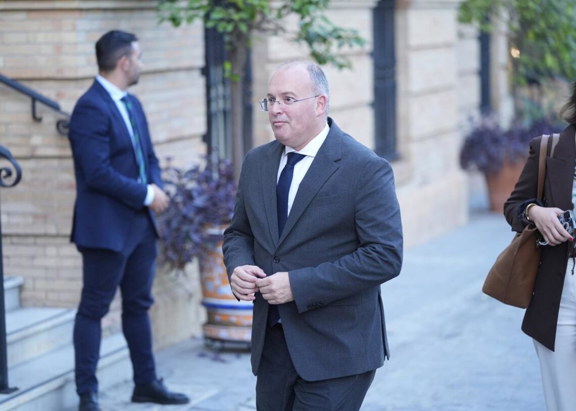 El secretario general del PP, Miguel Tellado, a su llegada al desayuno informativo de Fórum Europa Tribuna Andalucía, donde presenta al alcalde de Sevilla, José Luis Sanz. A 24 de octubre de 2025, en Sevilla (Andalucía, España).Joaquin Corchero - Europa Press
