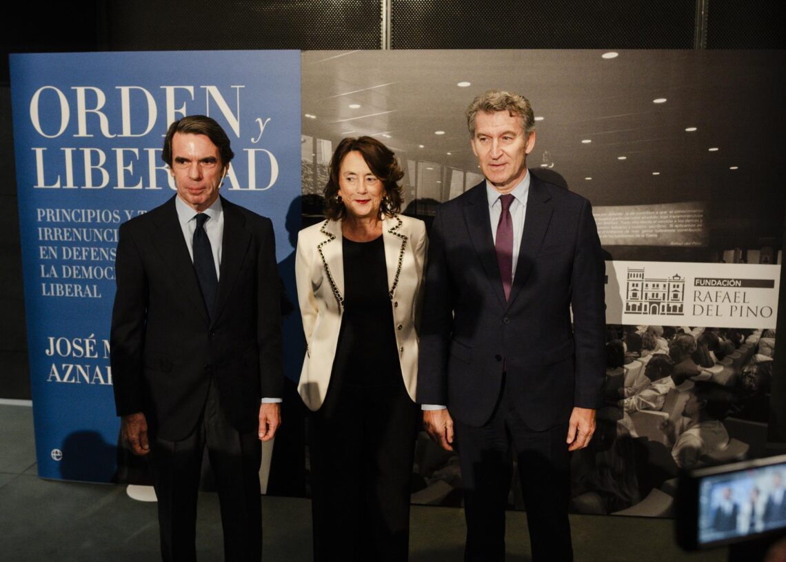 El expresidente del Gobierno, José María Aznar (i) y el presidente del PP, Alberto Núñez Feijóo (d), posan antes de la presentación de su libro ‘Orden y Libertad’, en el Auditorio Rafael del Pino, a 30 de octubre de 2025, en Madrid (España). En ‘Orden y LMateo Lanzuela - Europa Press