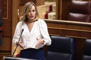 Pilar Alegría descarta la dimisión de Carlos Mazón y critica su tardanza en tomar decisiones