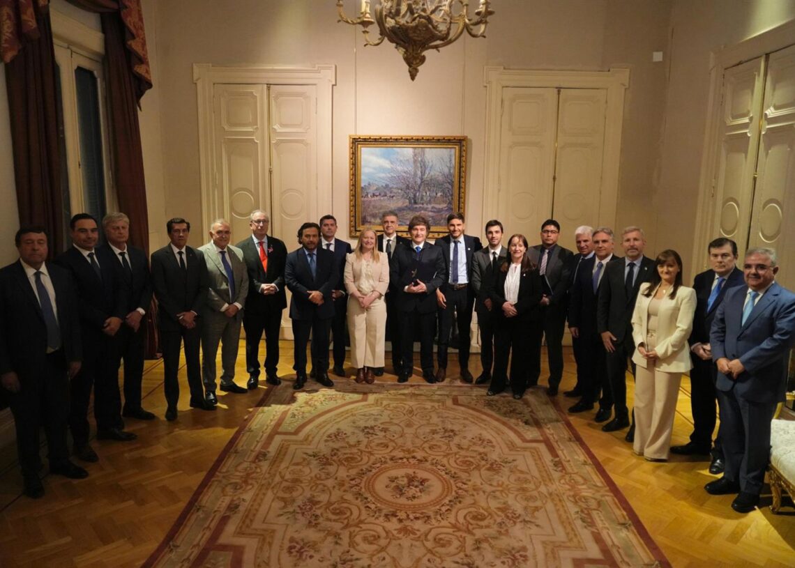 En el centro, el presidente argentino, Javier Milei, rodeado de 19 gobernadores y vicegobernadoresOFICINA DE JAVIER MILEI EN X
