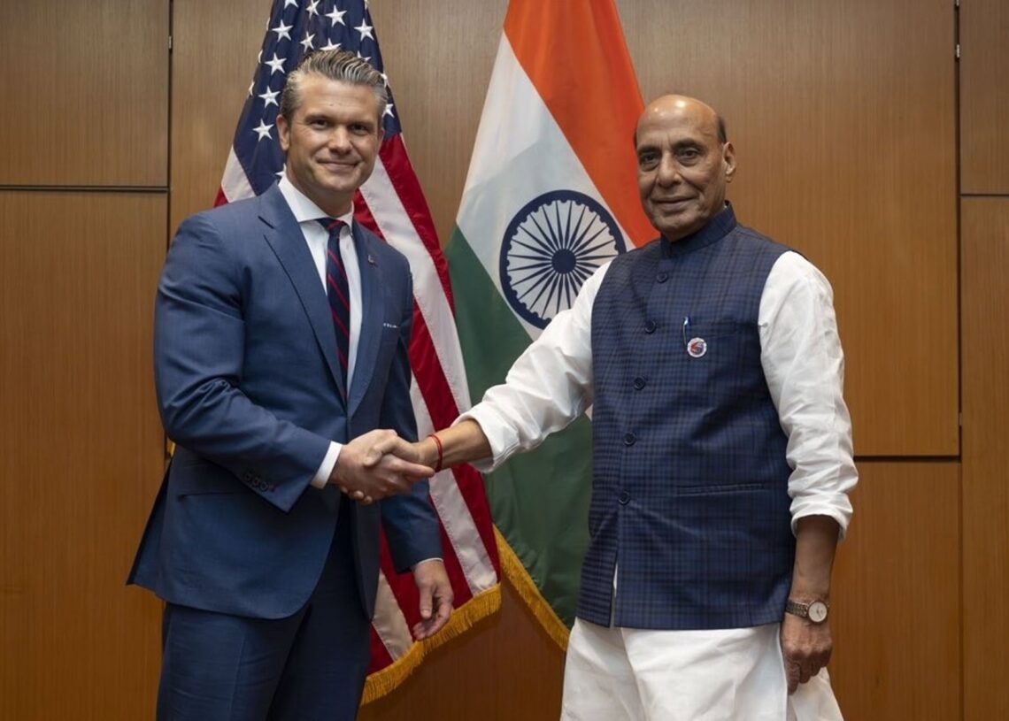 El secretario de Defensa de Estados Unidos, Pete Hegseth, junto a su homólogo indio, Rajnath SinghPETE HEGSETH EN X