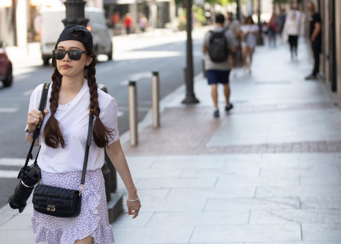 Archivo - Una turista camina por una de las calles de MadridEduardo Parra - Europa Press - Archivo