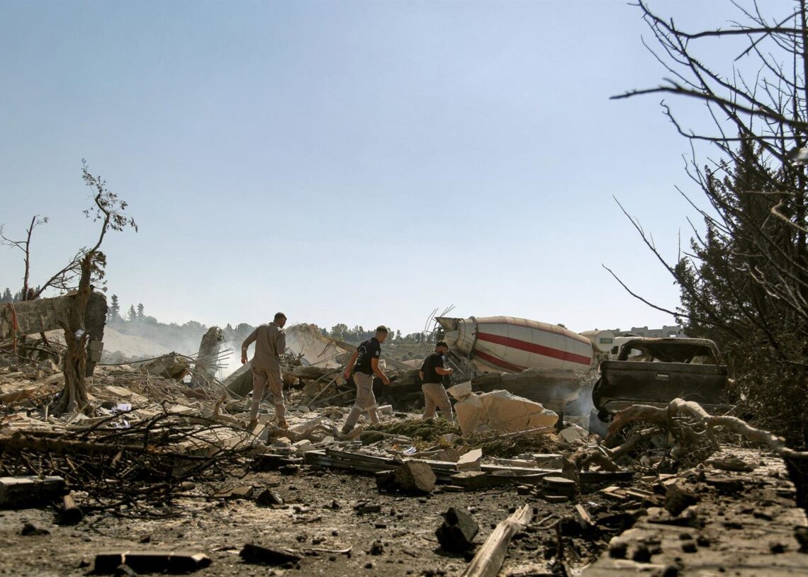 Un grupo de personas en una cementera en la localidad de Ansar, en Líbano, tras un bombardeo ejecutado por el Ejército de Israel en octubre de 2025 (archivo)Europa Press/Contacto/Marwan Naamani