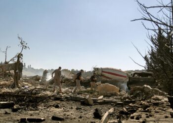 Un grupo de personas en una cementera en la localidad de Ansar, en Líbano, tras un bombardeo ejecutado por el Ejército de Israel en octubre de 2025 (archivo)Europa Press/Contacto/Marwan Naamani