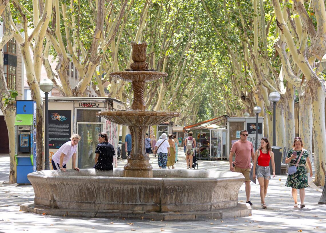 Archivo - Turistas paseando por las calles de Palma.Tomàs Moyà - Europa Press - Archivo